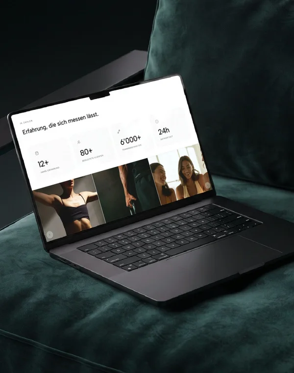 Kaleo Personal Training Konzeptstudie als MacBook-Mockup auf einem Sessel